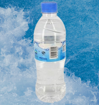 Inyange Water: 500ml cyangwa 1.5L. Amazi asukuye, akonje, afite uburyohe bworoheje.